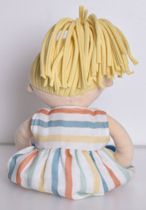 Weiche Puppe mit blonden Haaren in bunt gestreiftem Kleid