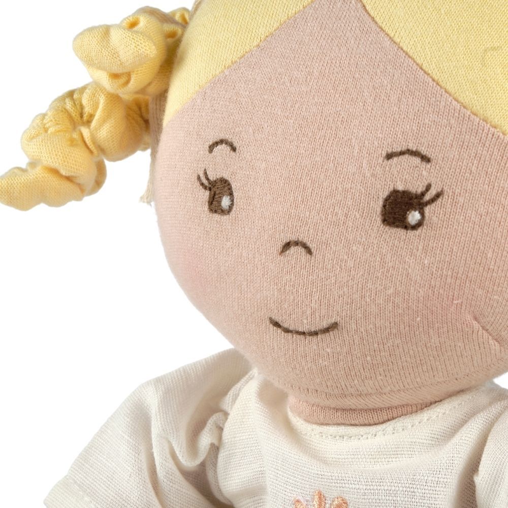 Poupée douce aux cheveux blonds en robe de lin blanc