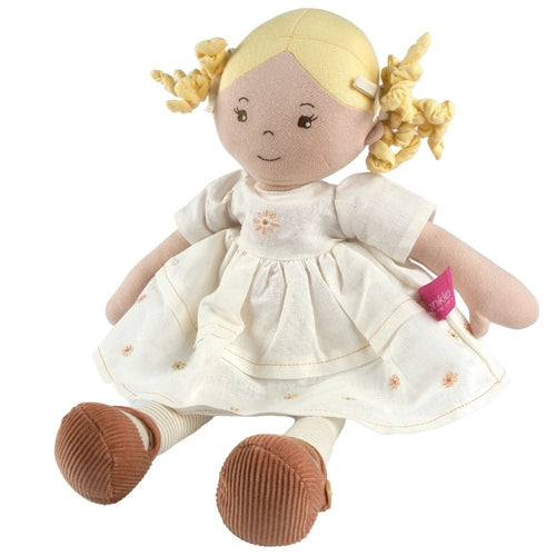 Blonde Stoffpuppe im weißen Leinenkleid