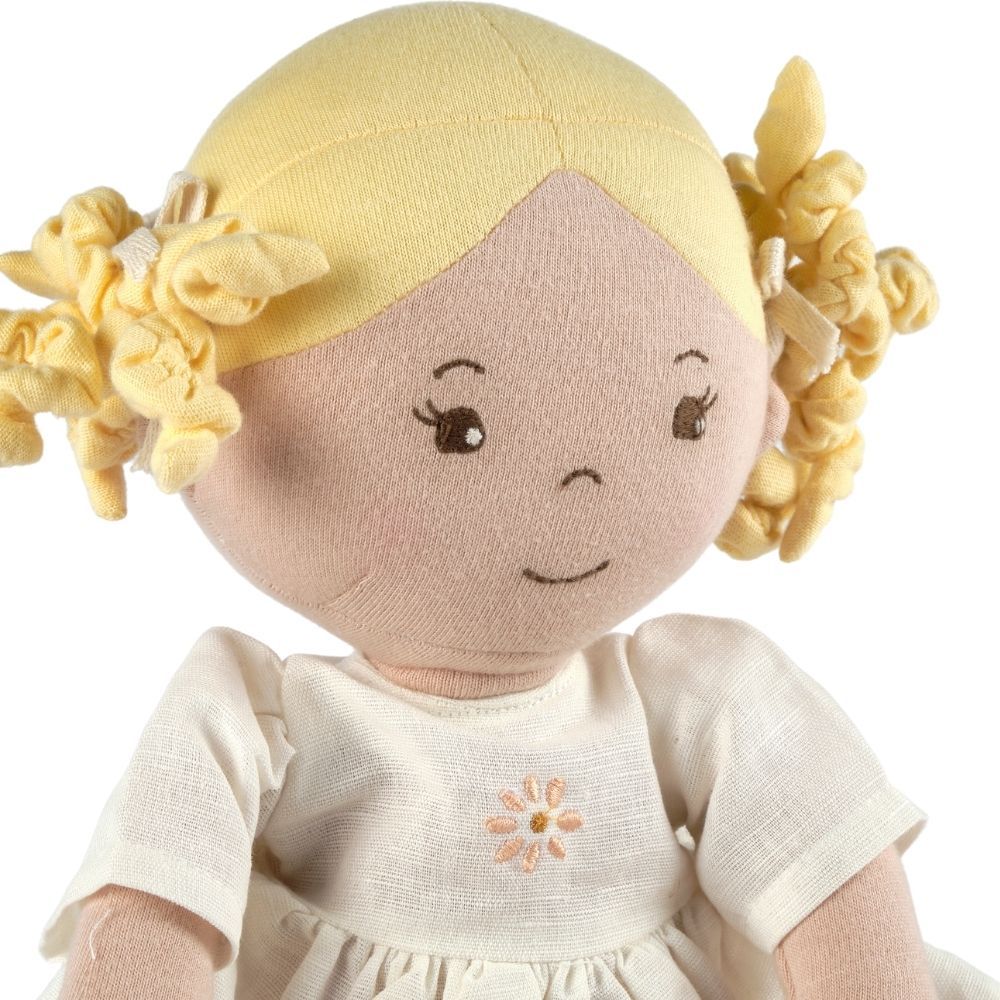Poupée douce aux cheveux blonds en robe de lin blanc