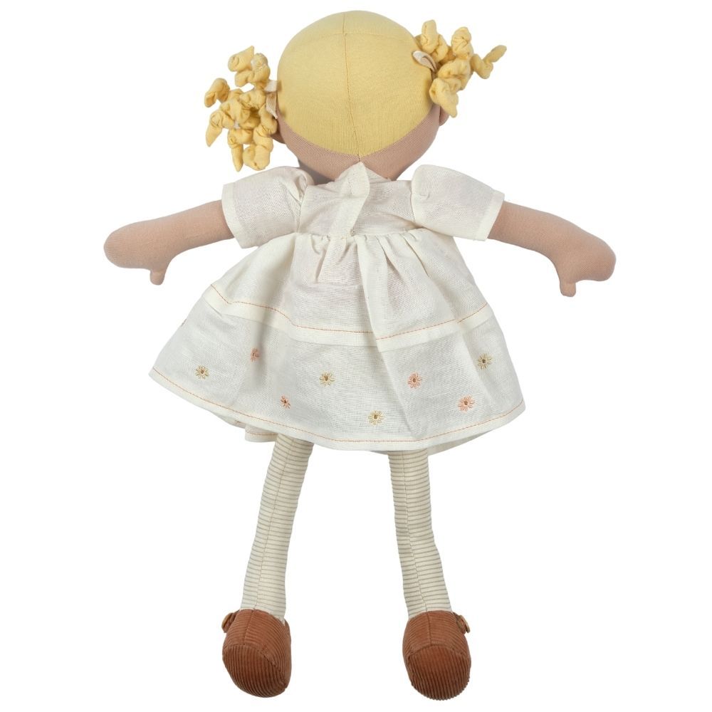 Poupée douce aux cheveux blonds en robe de lin blanc