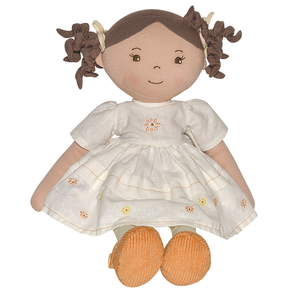 Dunkelhaarige Stoffpuppe in cremefarbenem Leinenkleid