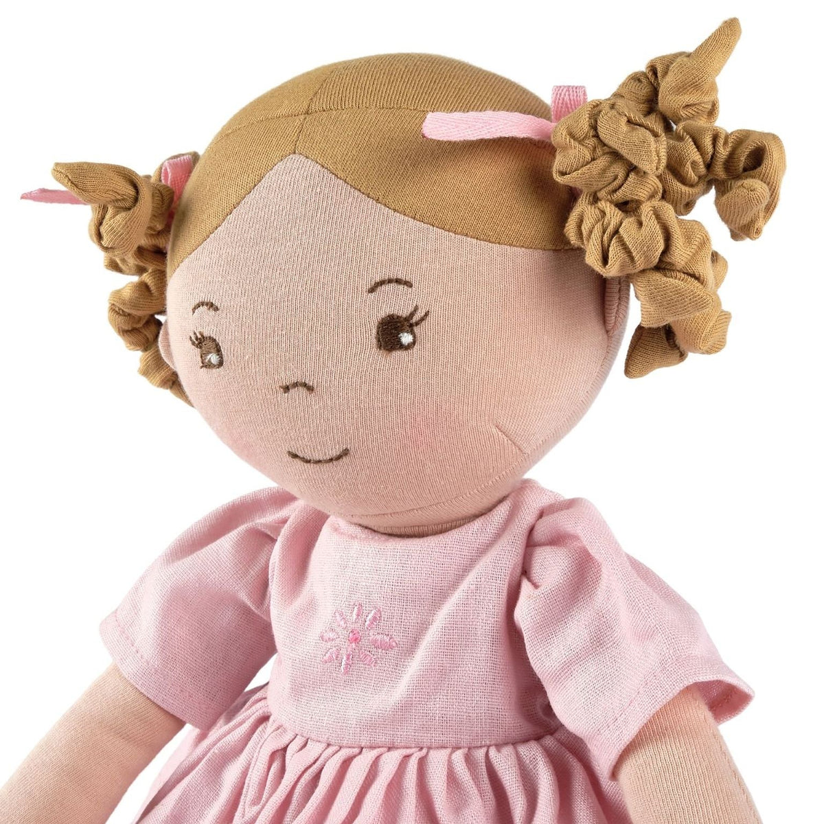 Hellbraunhaarige Stoffpuppe im rosa Leinenkleid