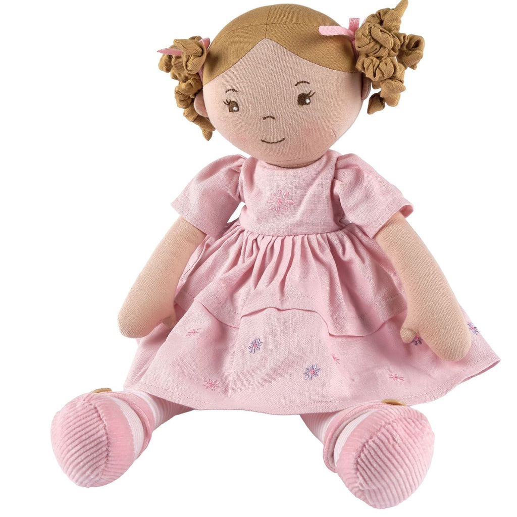 Hellbraunhaarige Stoffpuppe im rosa Leinenkleid