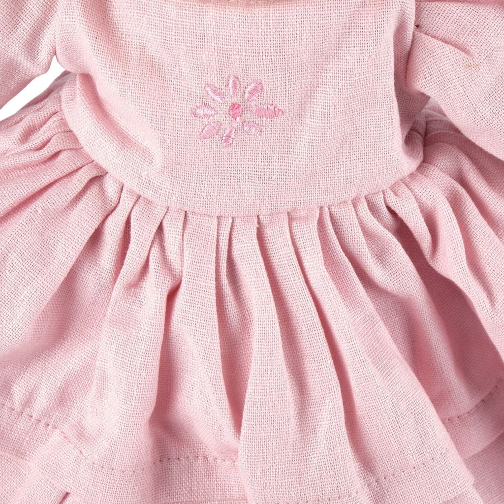 Hellbraunhaarige Stoffpuppe im rosa Leinenkleid