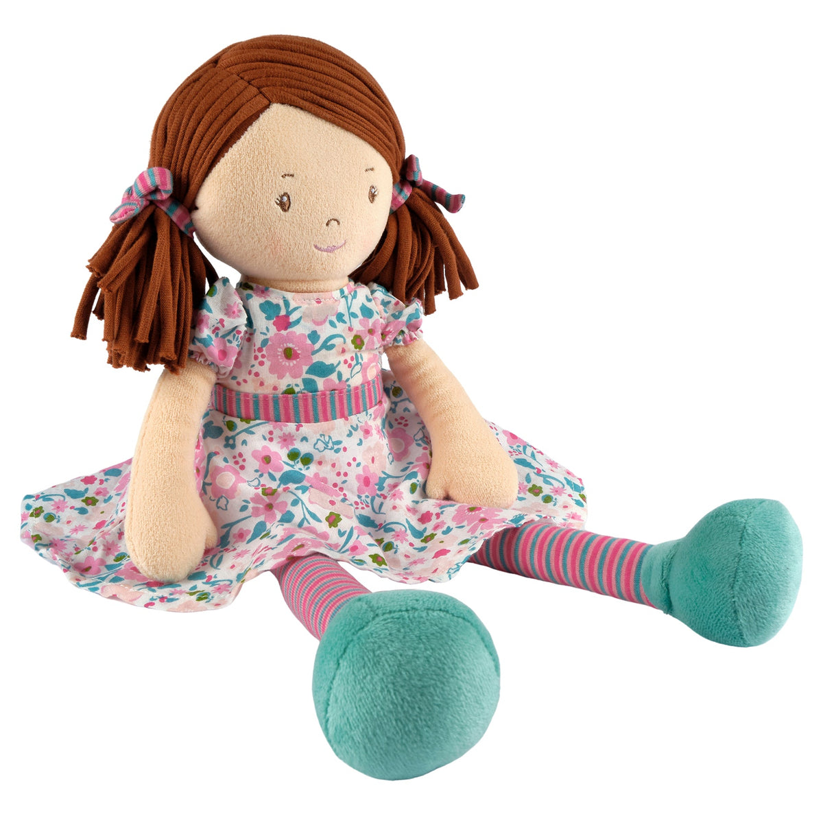 Poupée Rag Doll aux cheveux brun foncé en robe rose et vert d’eau