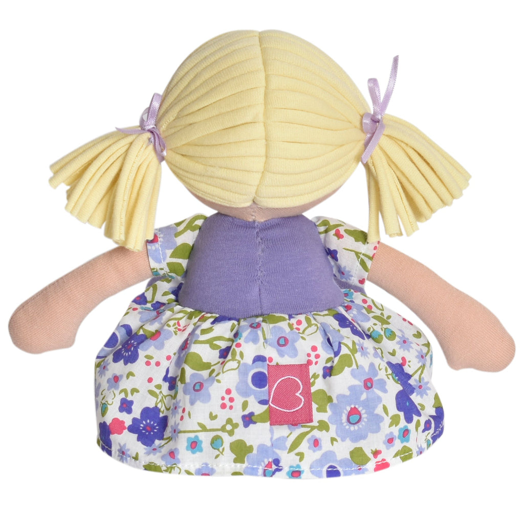 Blonde Rag-Doll im fliederfarben-rosa Kleid