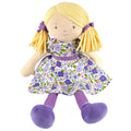 Blondhaarige Puppe in fliederfarbenem und rosafarbenem Kleid