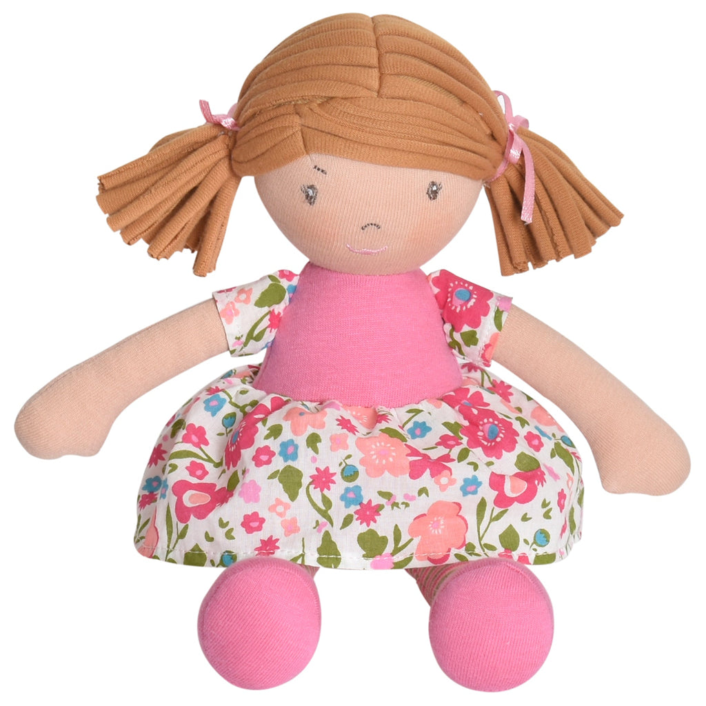 Poupée Rag Doll aux cheveux châtain clair en robe rose à fleurs