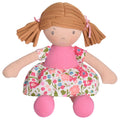 Poupée Rag Doll aux cheveux châtain clair en robe rose à fleurs