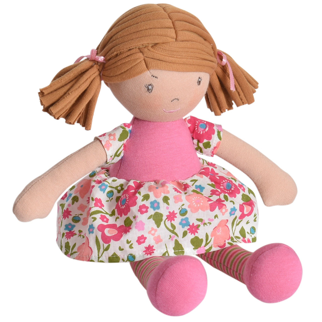 Poupée Rag Doll aux cheveux châtain clair en robe rose à fleurs