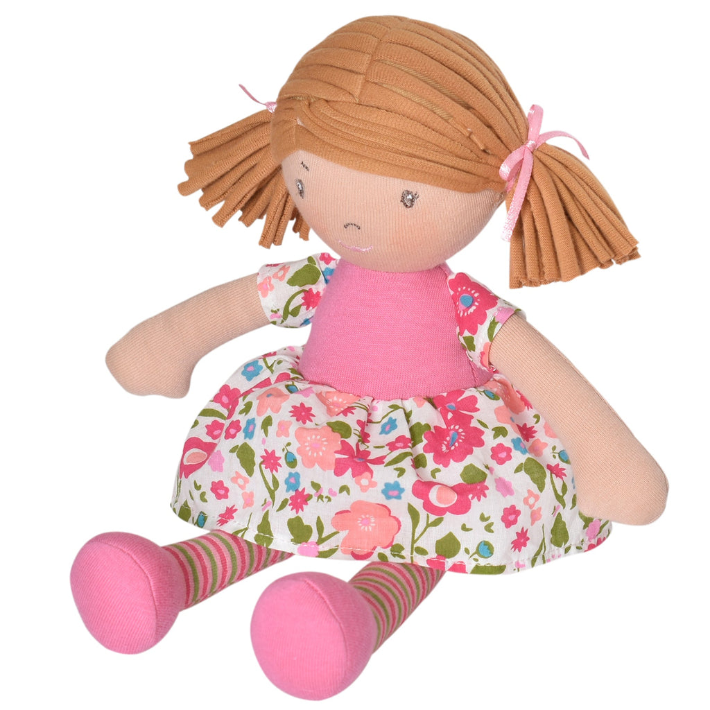 Poupée Rag Doll aux cheveux châtain clair en robe rose à fleurs