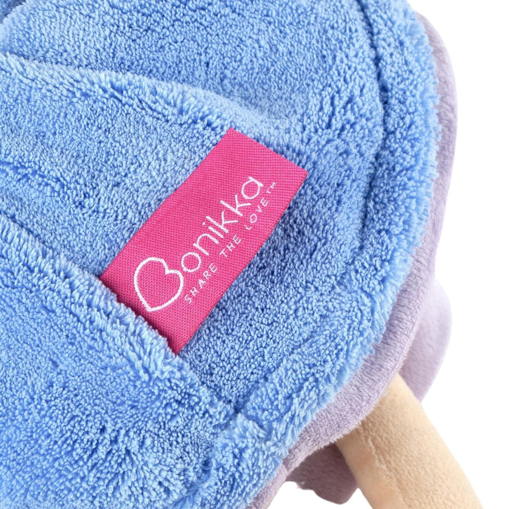 Poupée douce aux cheveux bruns, robe bleue et violette