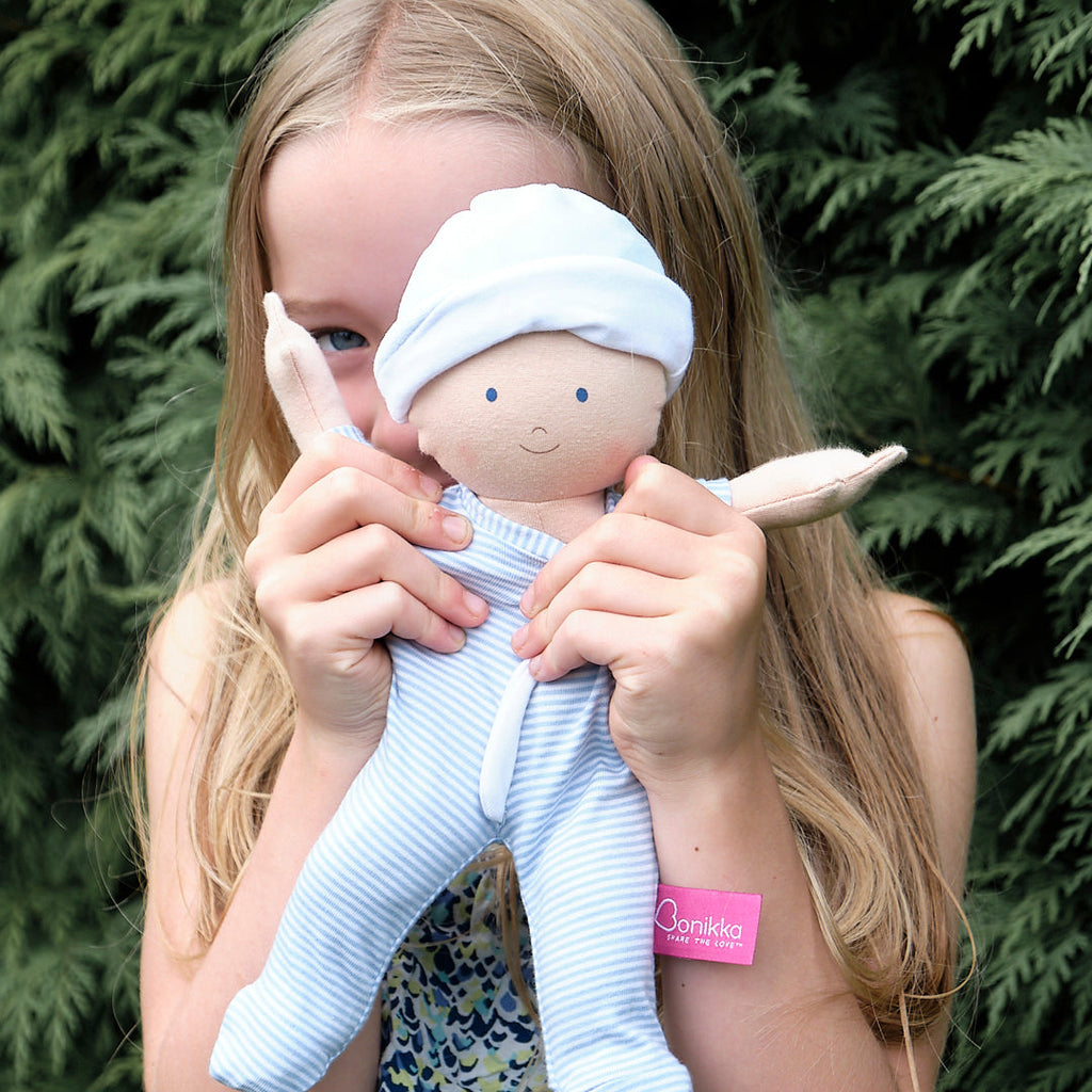 Weiche Babypuppe für Jungen in blau gestreiftem Outfit