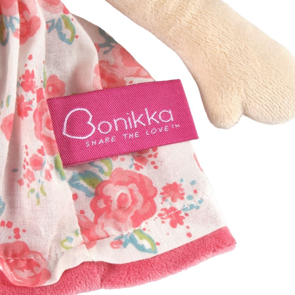 Poupée souple aux cheveux beige en robe rose à fleurs