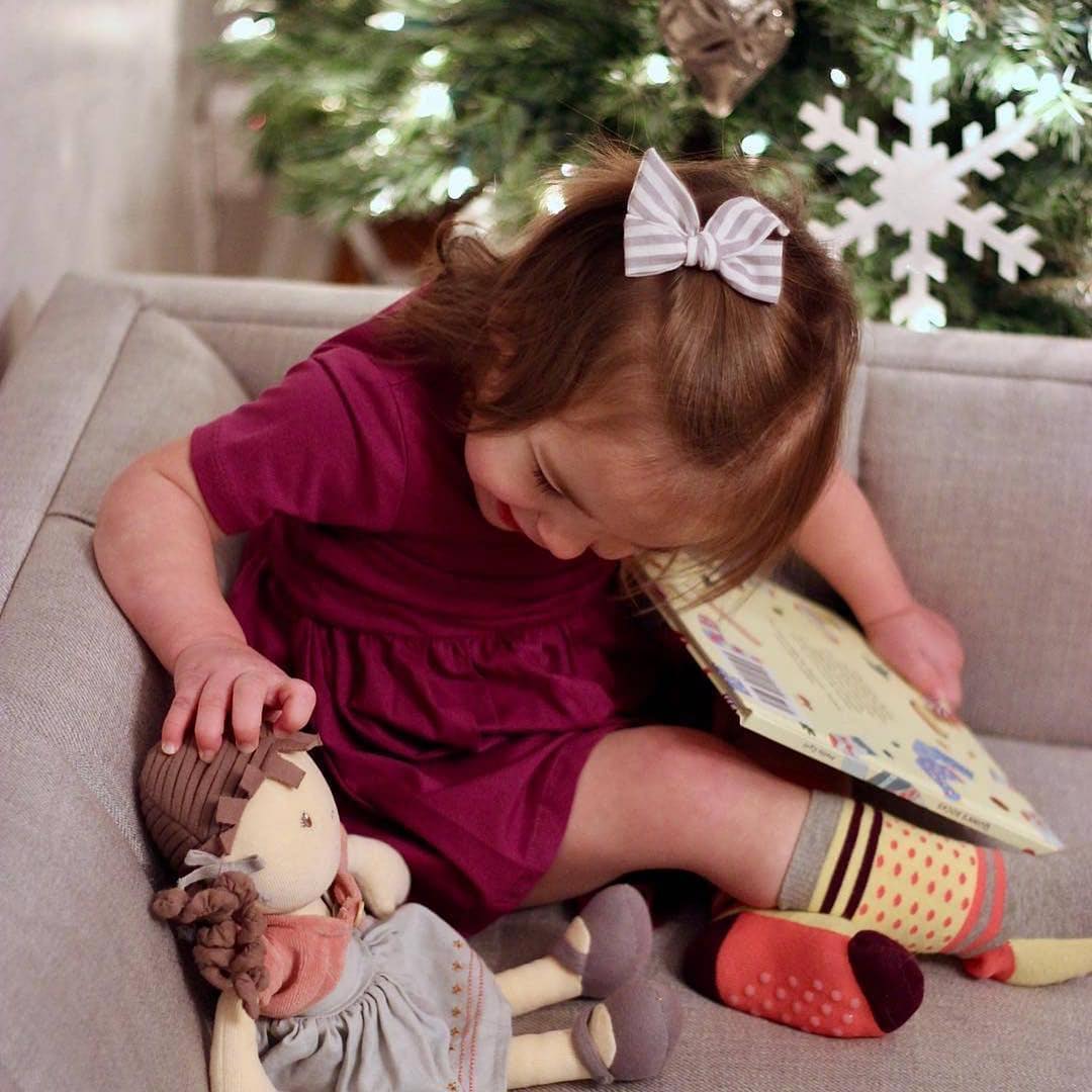 Bio-Rag-Doll mit braunem Haar und rosa Jacke