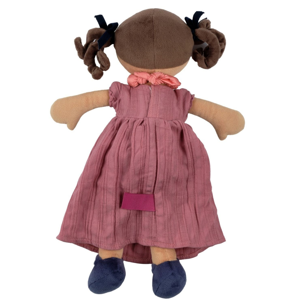 Poupée douce en robe en mousseline vieux rose avec bracelet de l’amitié