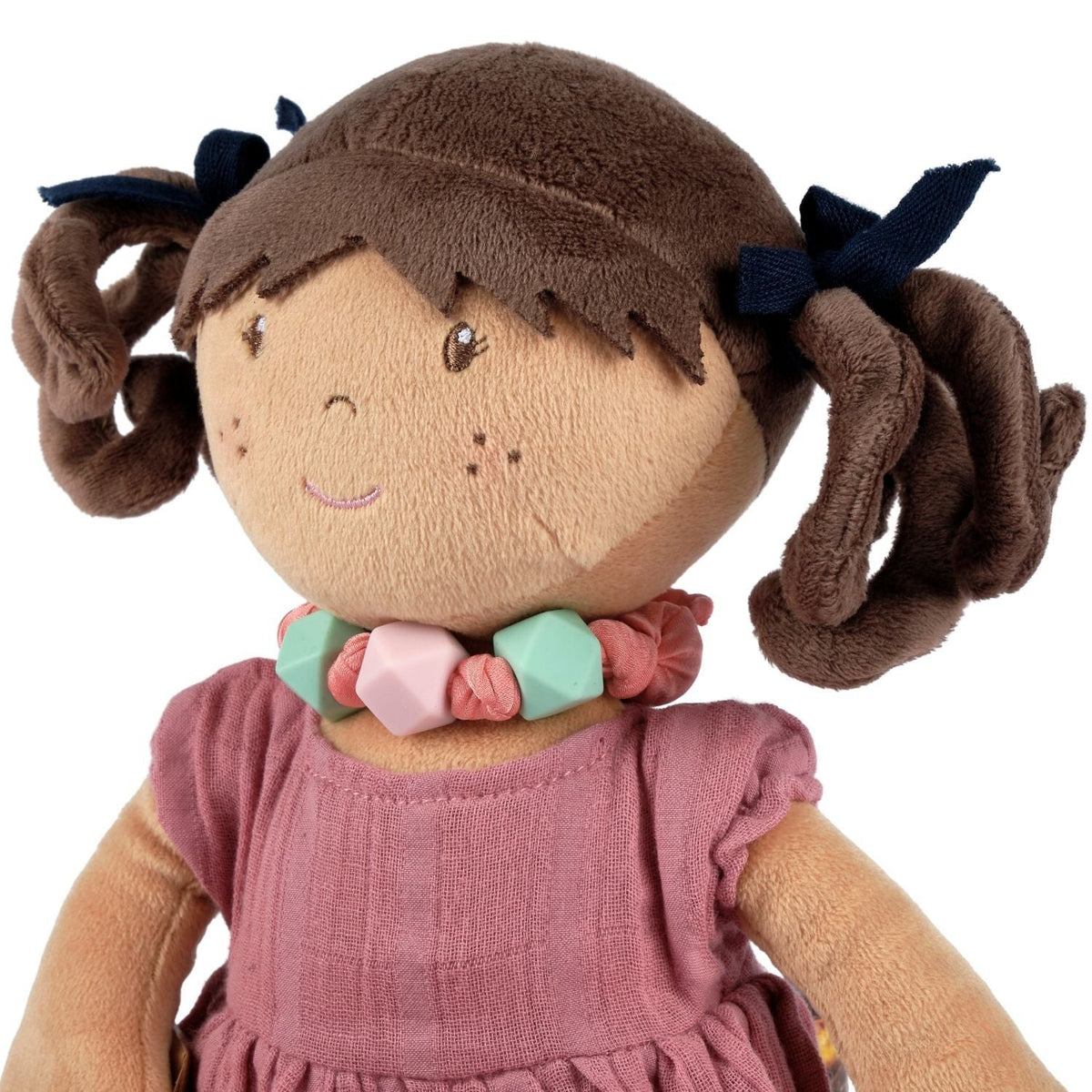 Poupée douce en robe en mousseline vieux rose avec bracelet de l’amitié