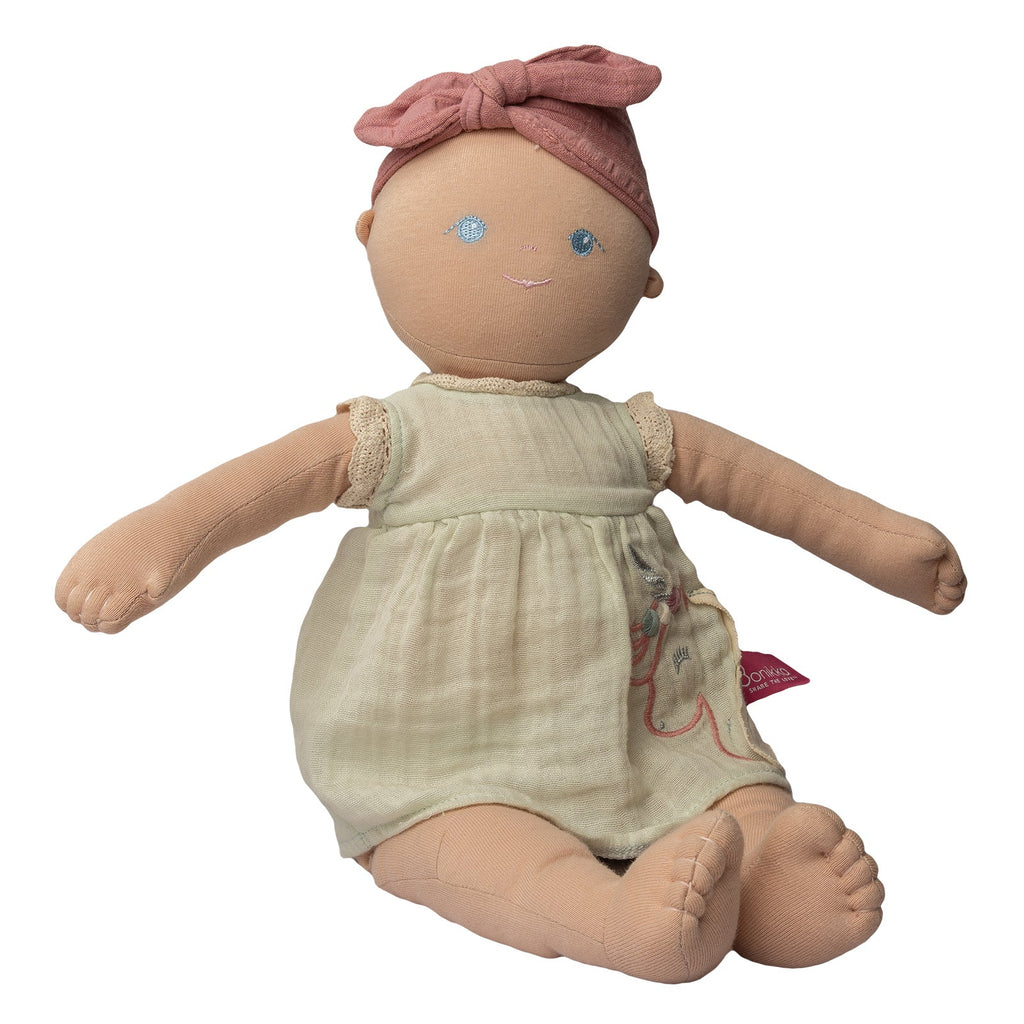 Weiche Bio-Baby-Puppe im blau bestickten Kleid