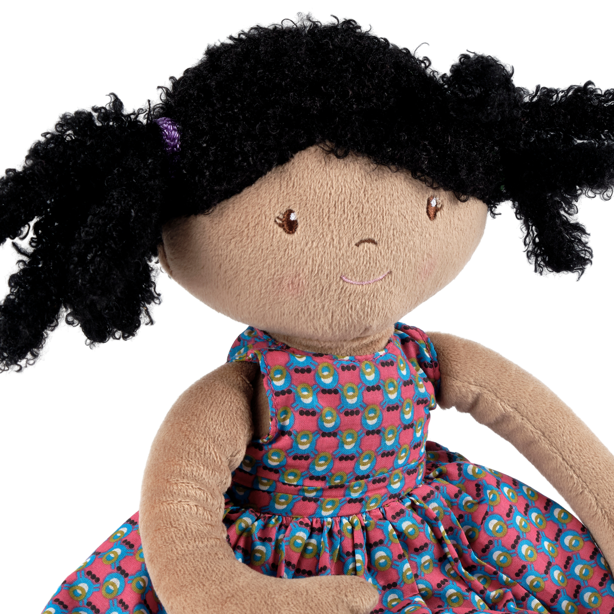 Poupée noire aux cheveux bouclés en robe de coton violette