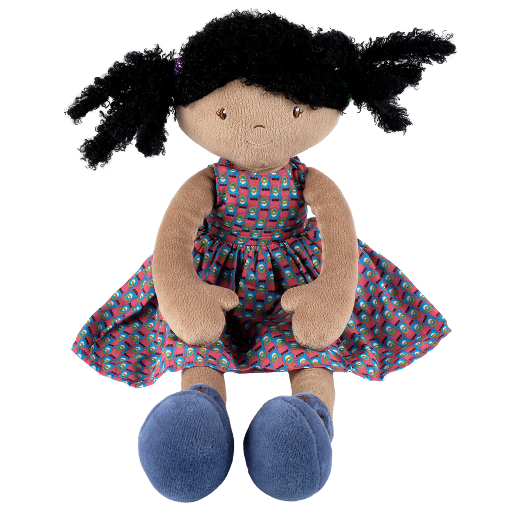 Schwarze Stoffpuppe mit lockigem Haar in einem lila Baumwollkleid