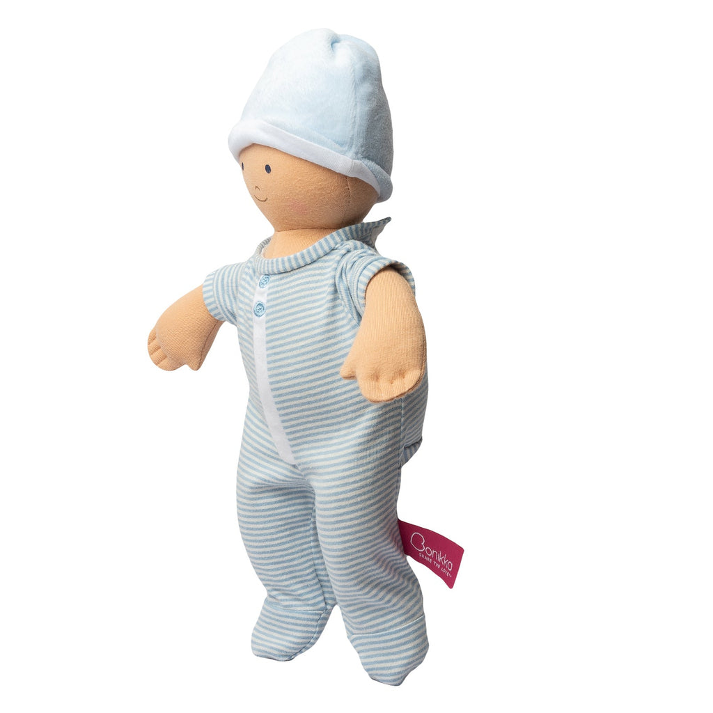Weiche Babypuppe für Jungen in blau gestreiftem Outfit