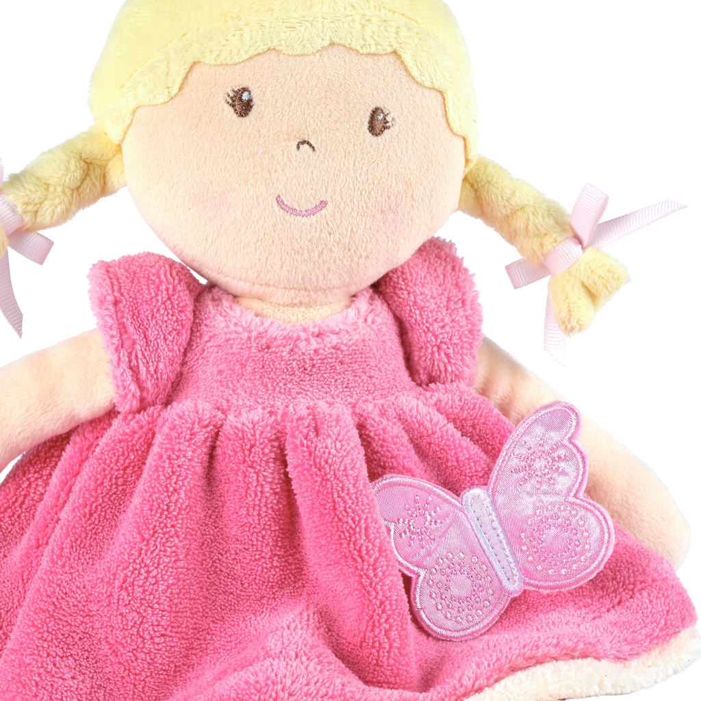 Poupée douce aux cheveux blonds en robe rose et blanche