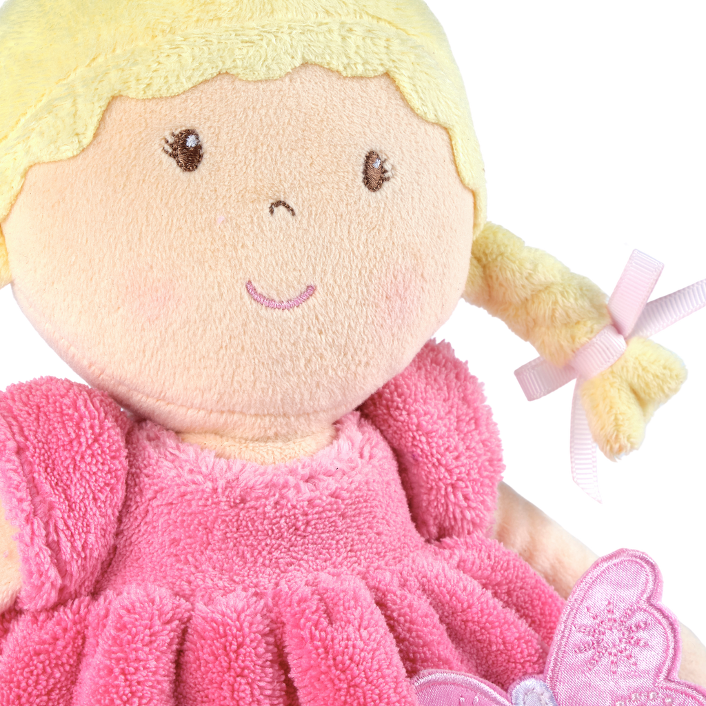 Poupée douce aux cheveux blonds en robe rose et blanche